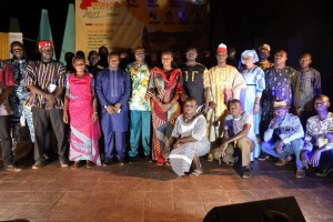 photo de famille avec les autorités en présence du Gouverneur